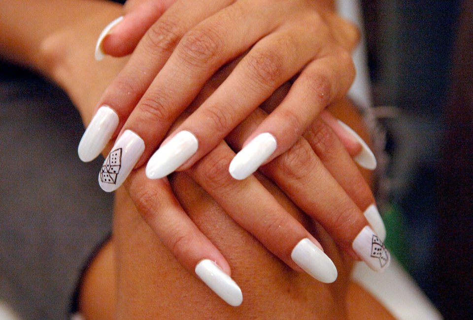 Белые нарощенные ногти