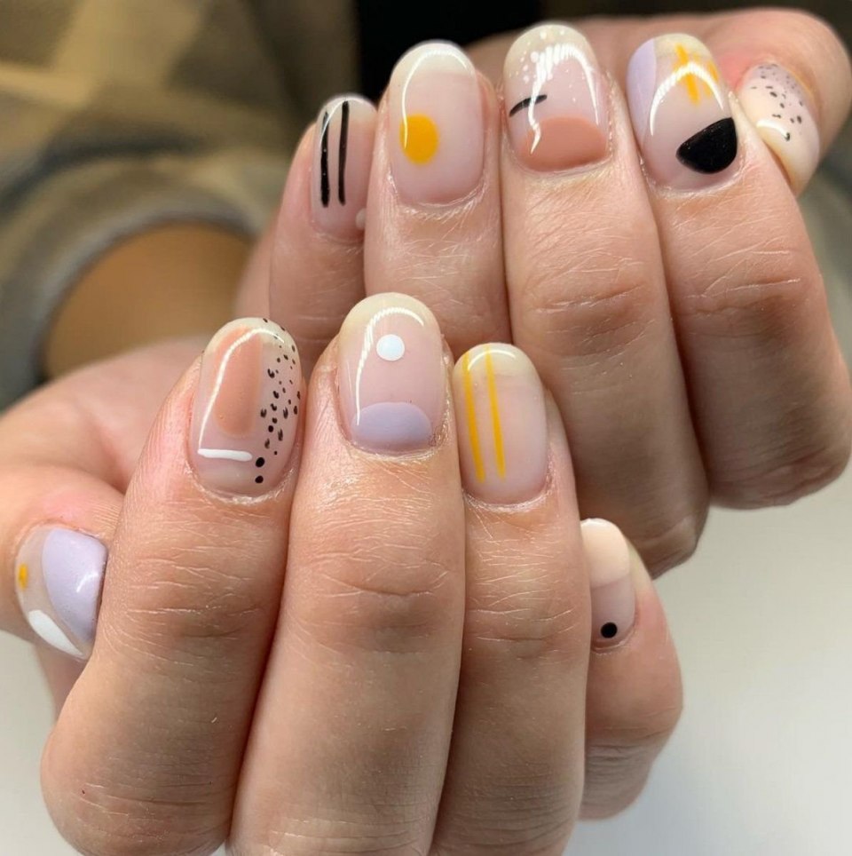 Необычный маникюр на короткие ногти