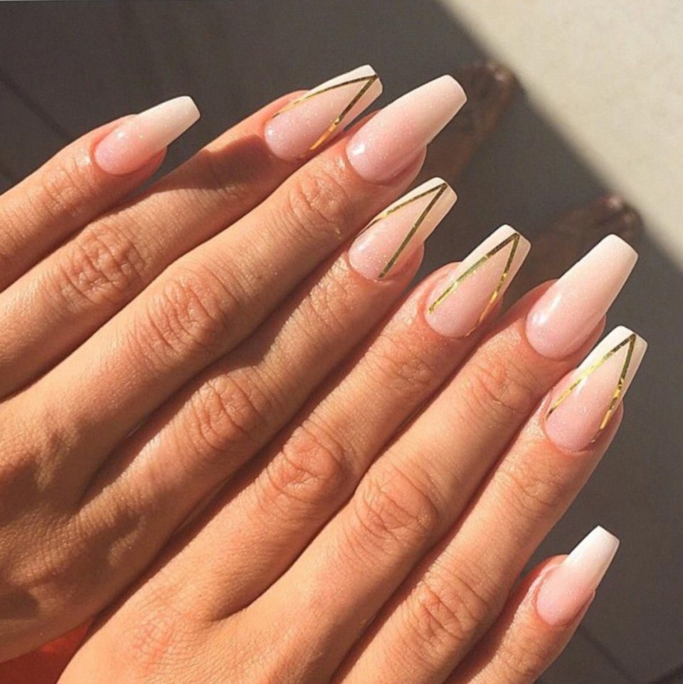 Темно бежевый маникюр на длинные ногти