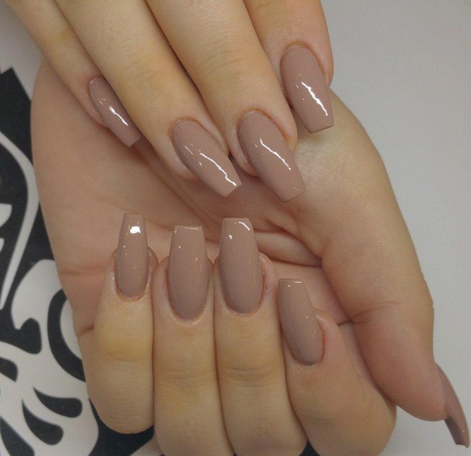 Длинные ногти овальной формы