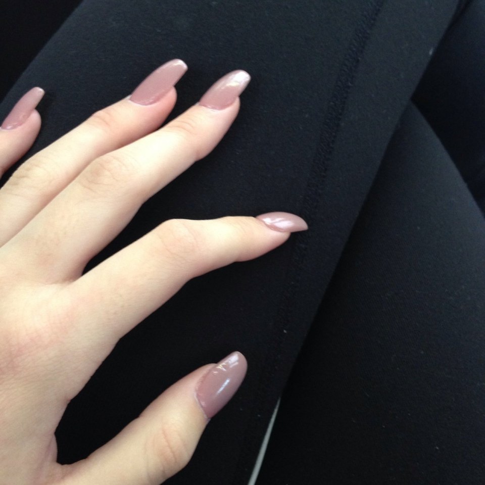 Естественный маникюр с блестками