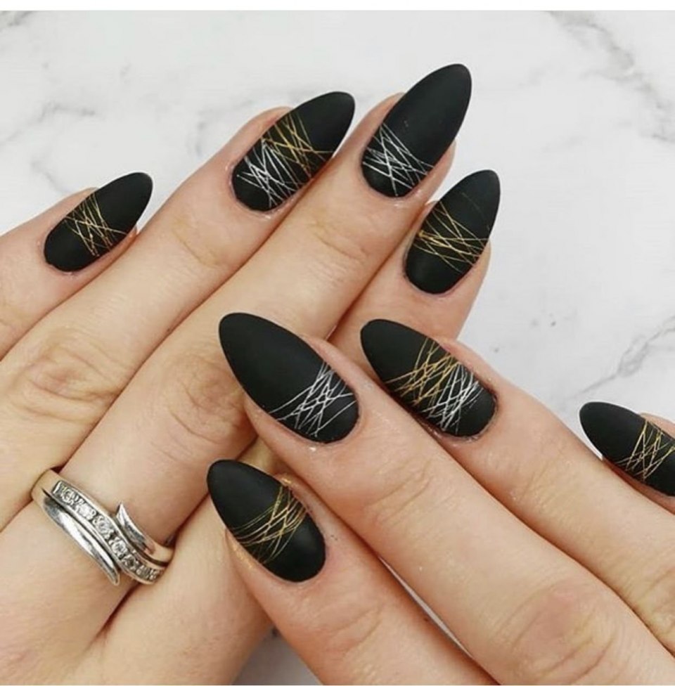 Маникюр чёрный матовый с золотом