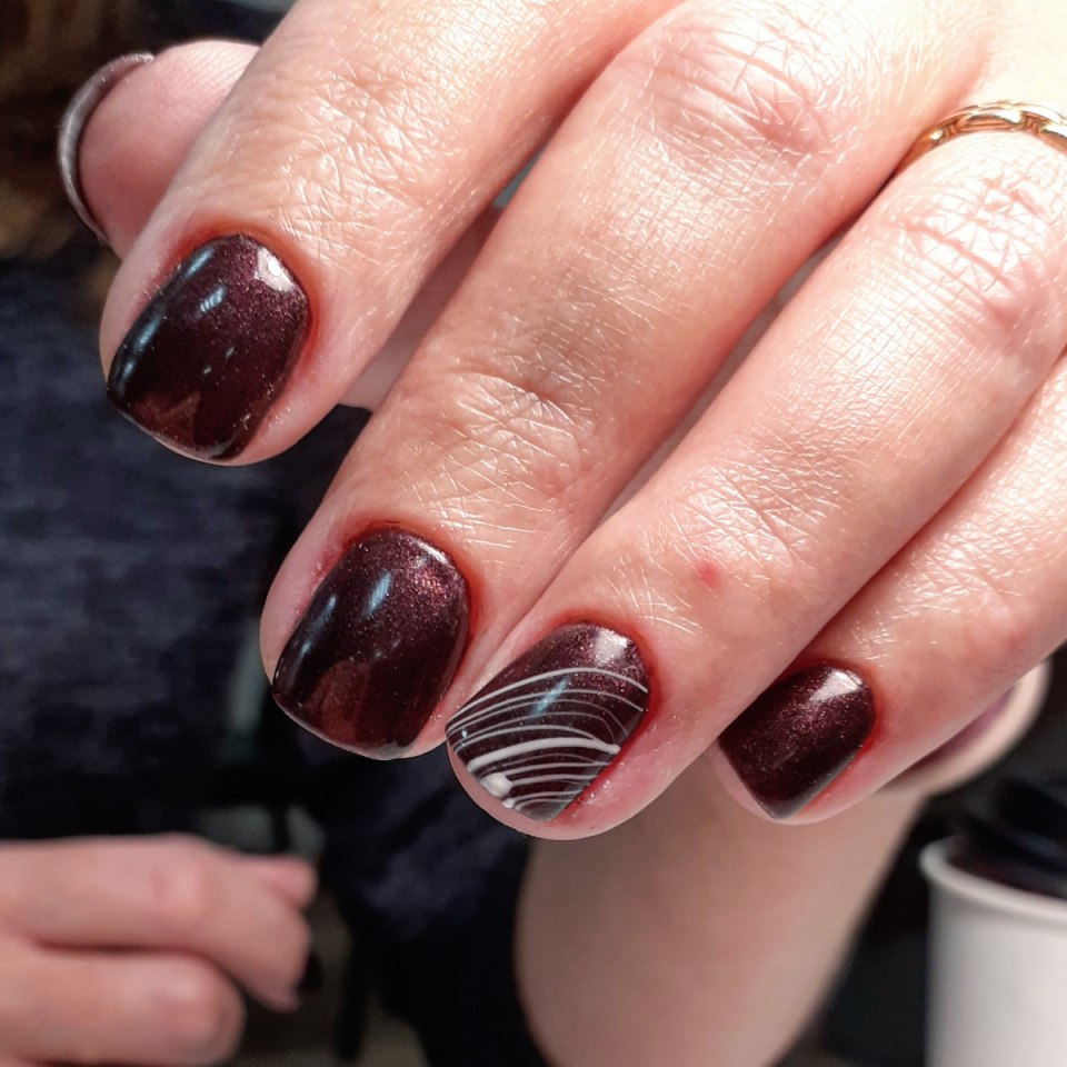 Коричневый маникюр с паутинкой