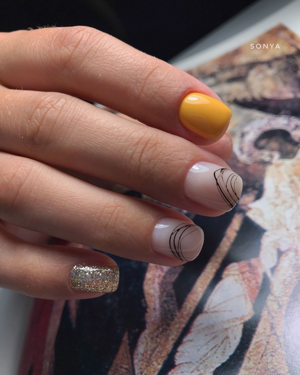 Осенний маникюр с паутинкой