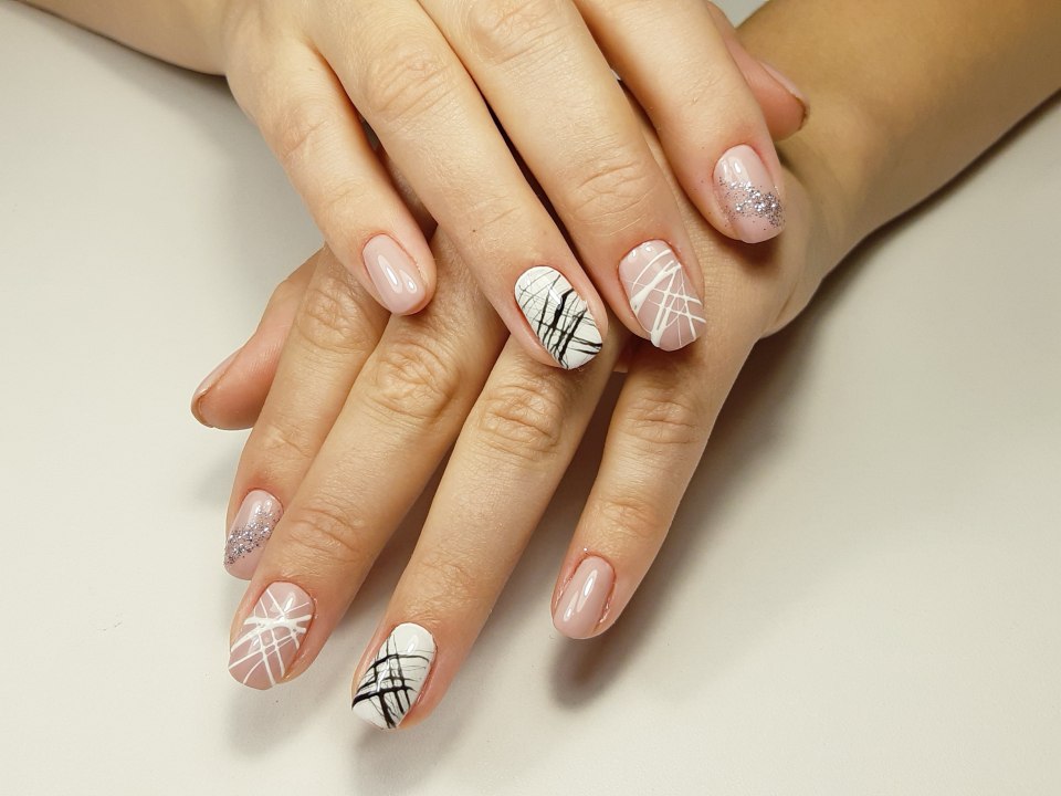 Маникюр с паутинкой на короткие ногти