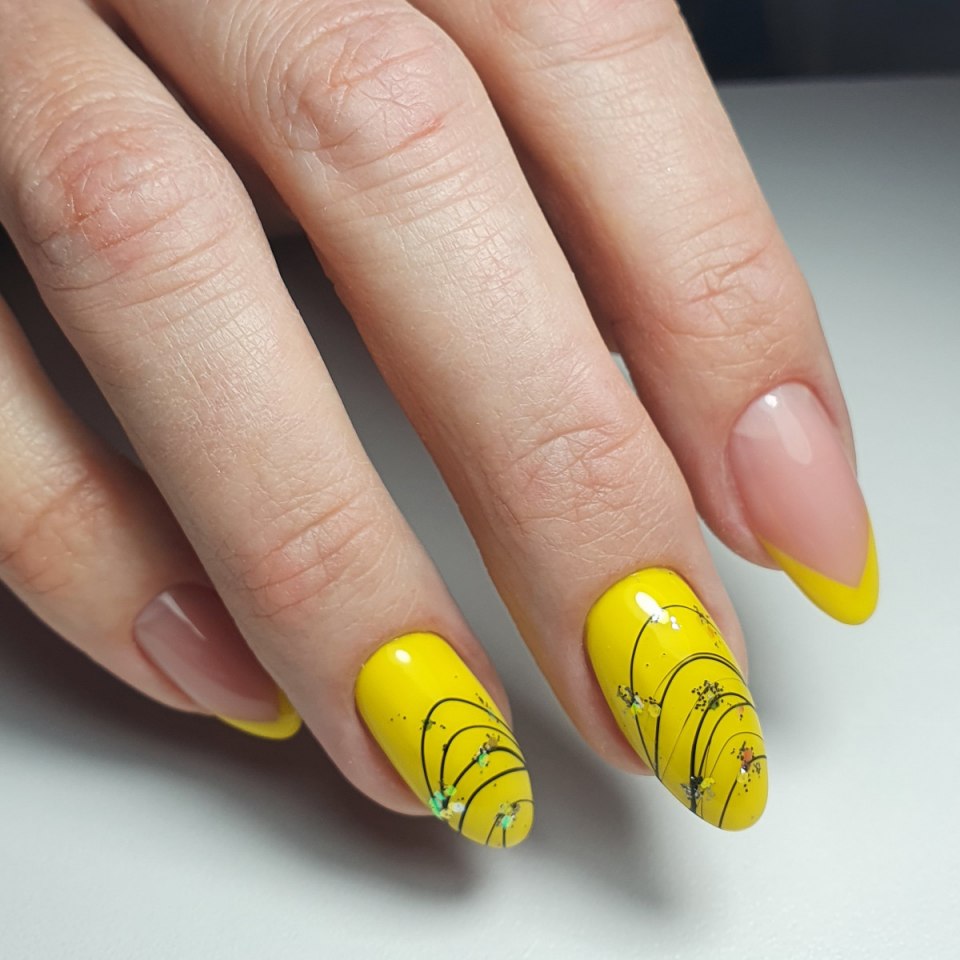 Жёлтый френч на ногтях