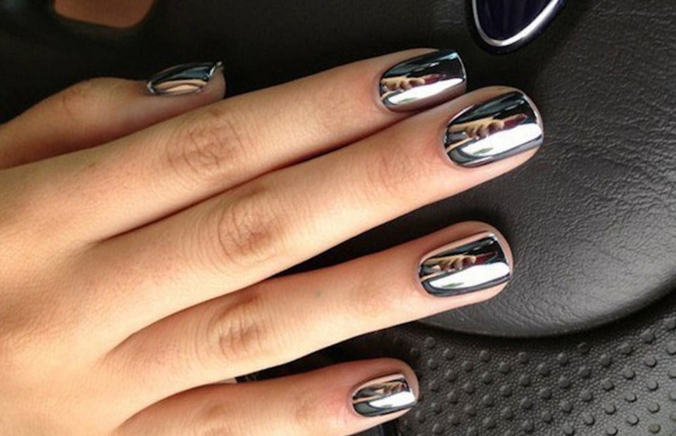 Зеркальный маникюр