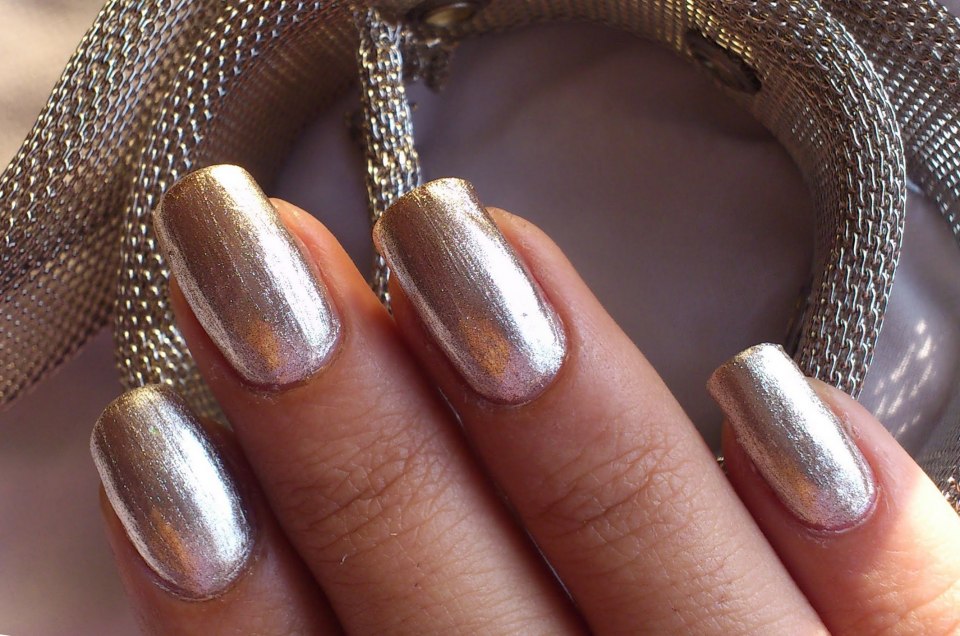 Зеркальный маникюр на короткие ногти