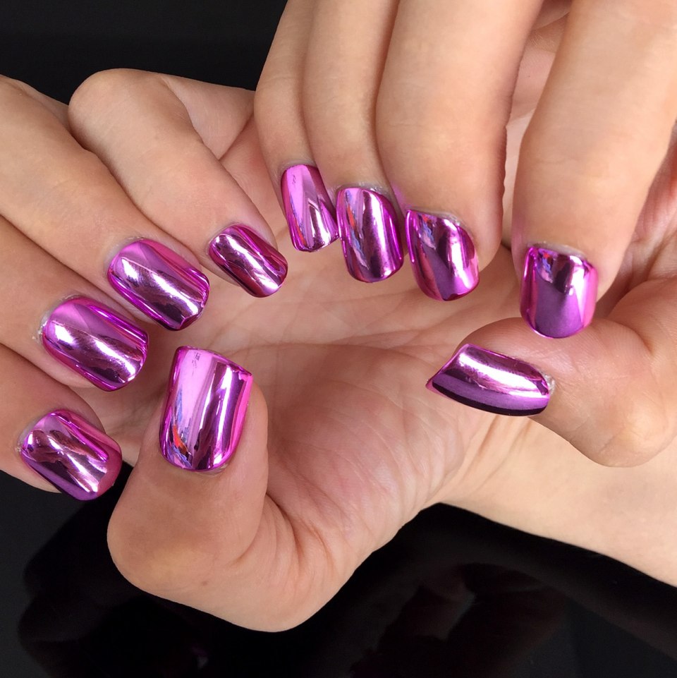 Зеркальный маникюр на короткие ногти