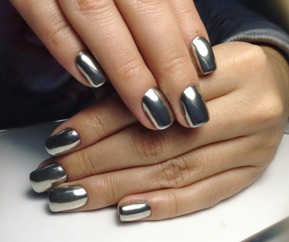 Маникюр зеркальная втирка