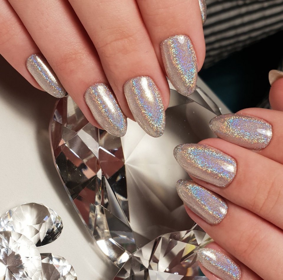 Зеркальный маникюр