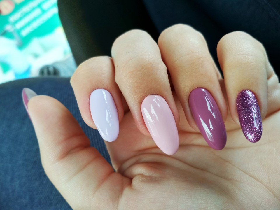 Коралловый маникюр на миндалевидных ногтях