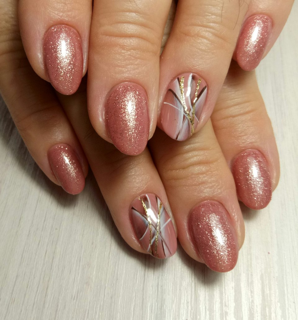 Молочные ногти с фольгой
