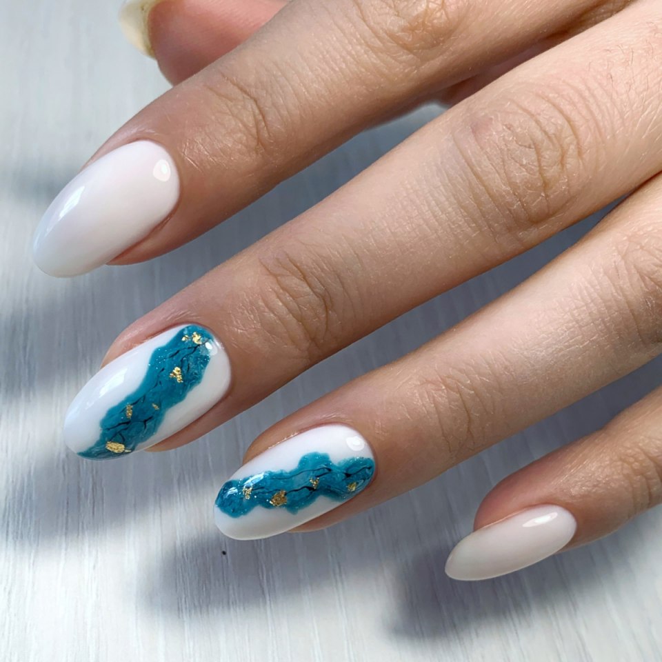 Ногти однотонные с блестками