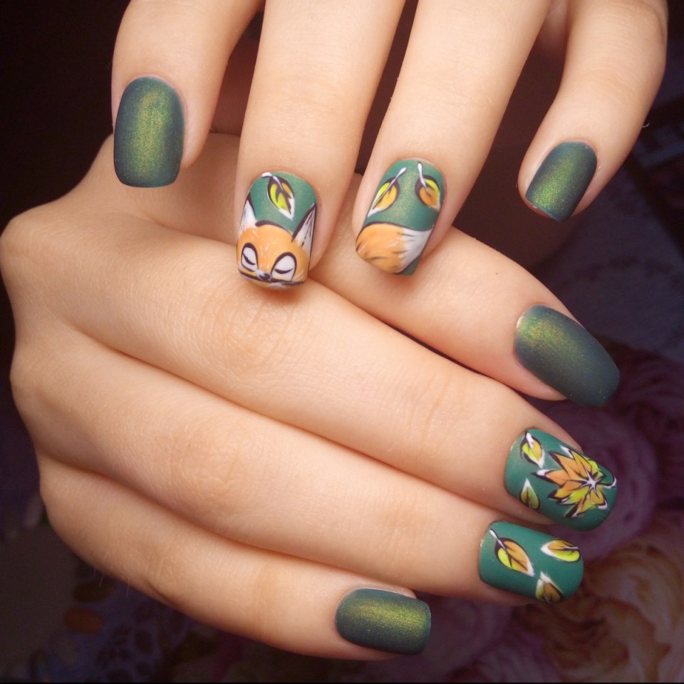 Осенний маникюр матовый зеленый