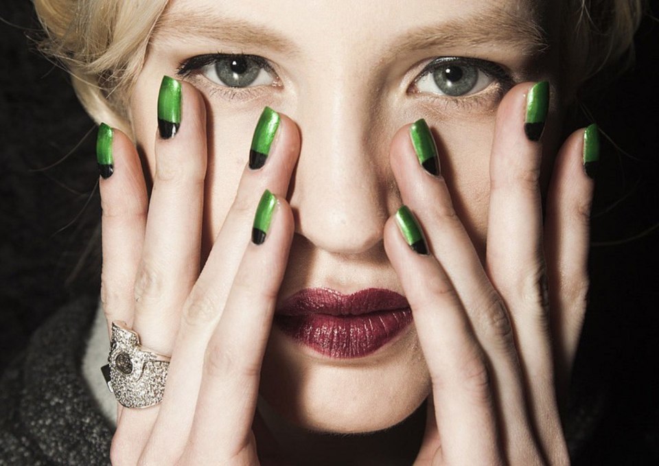 Темно зеленые ногти