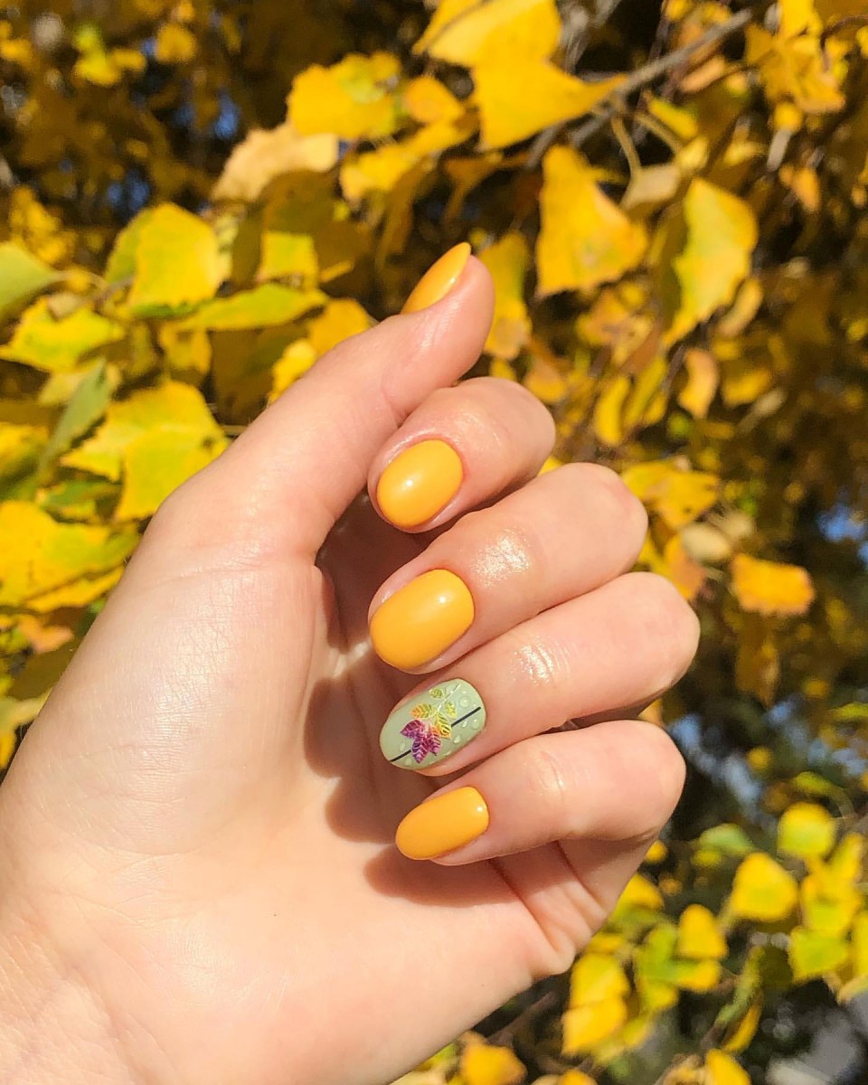 Осенний маникюр однотонный