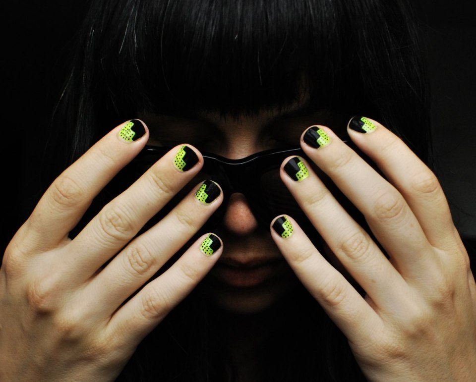 Маникюр с листьями