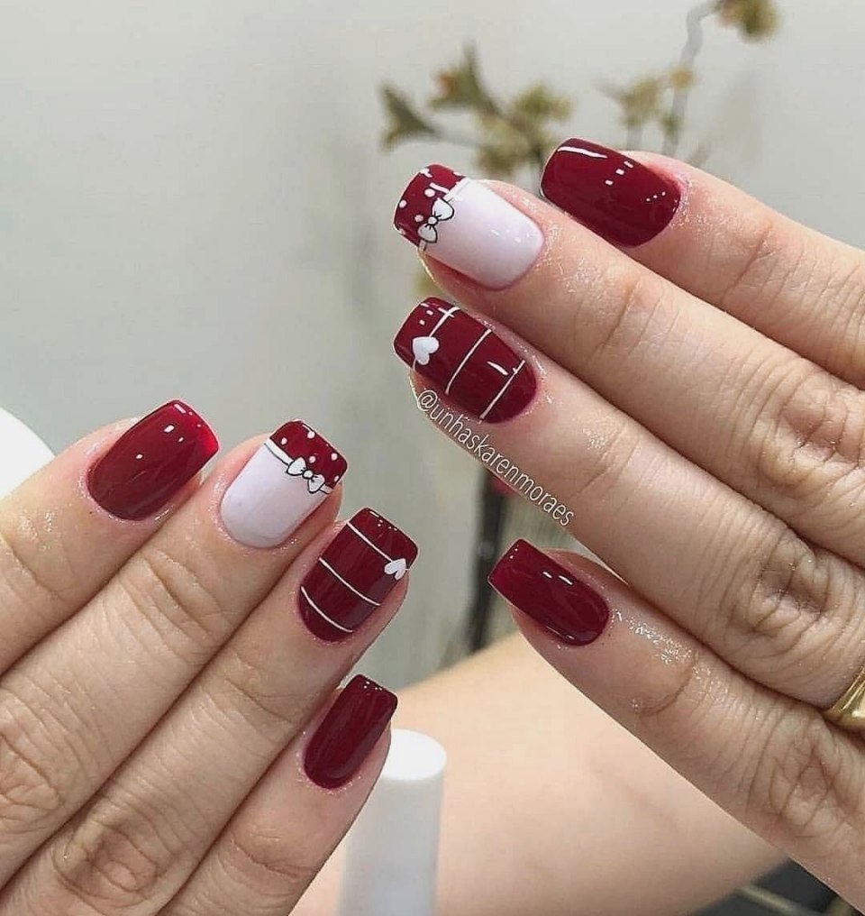Бордовые ногти с камнями