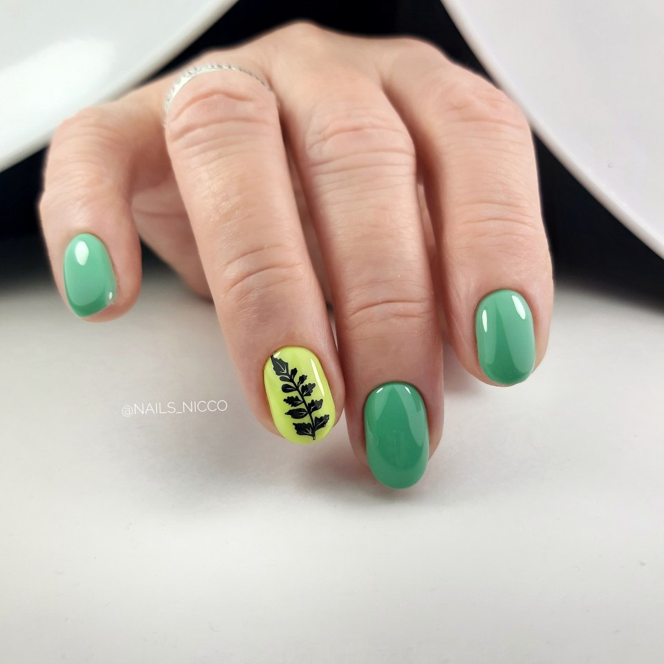 Маникюр розовый с акварельными цветами