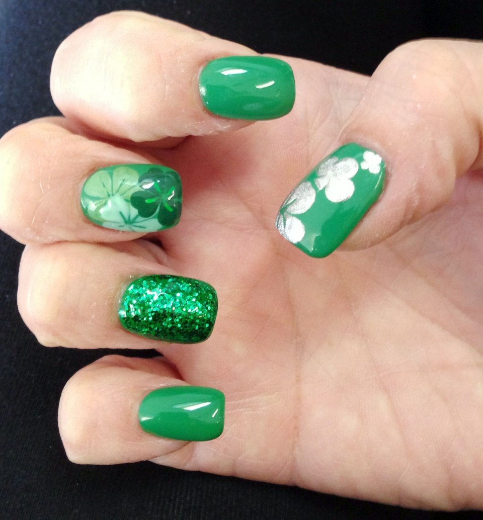 Маникюр под дерево