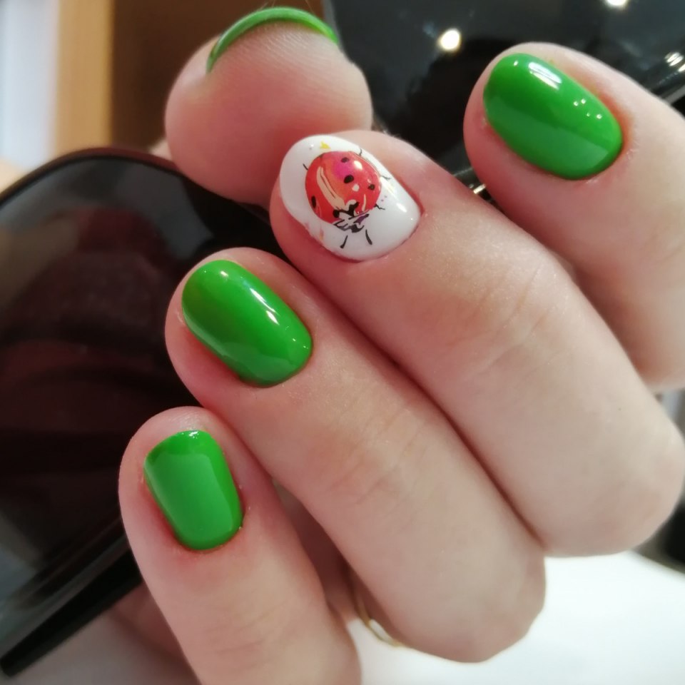Маникюр зеленый с точками