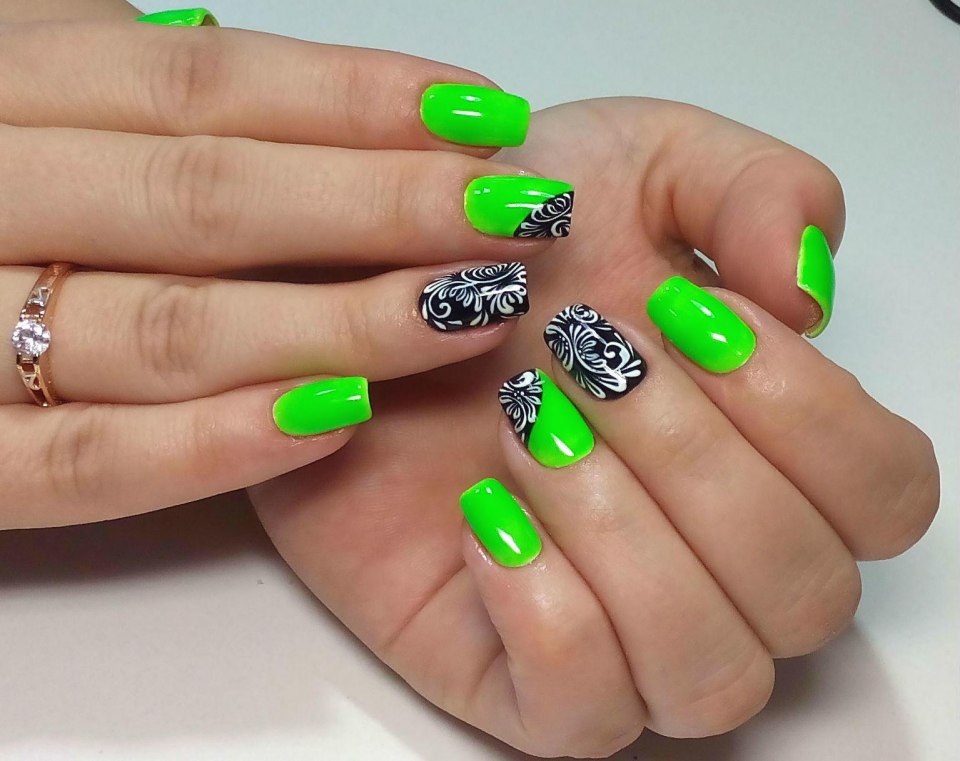 Зелёные ногти с сердечком