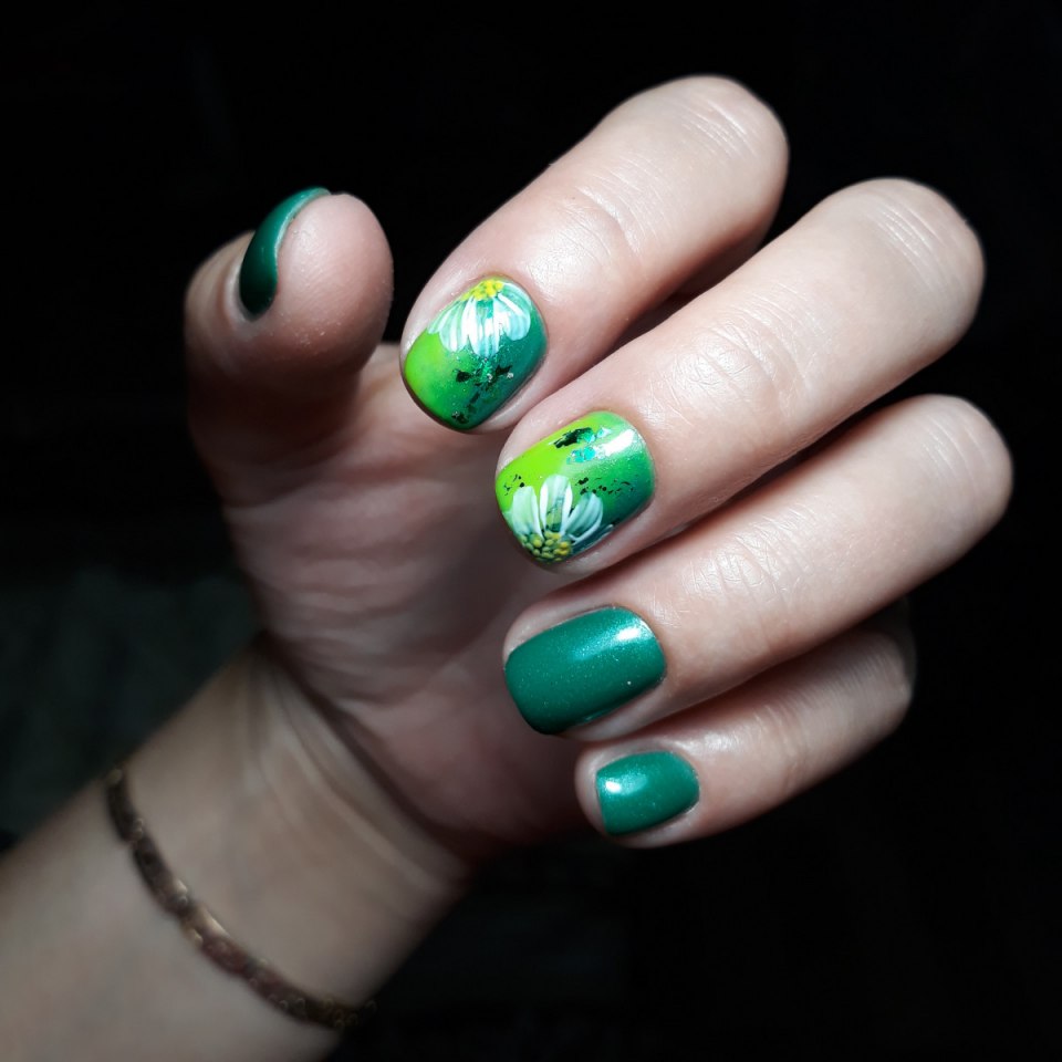 Салатовый маникюр к новому году