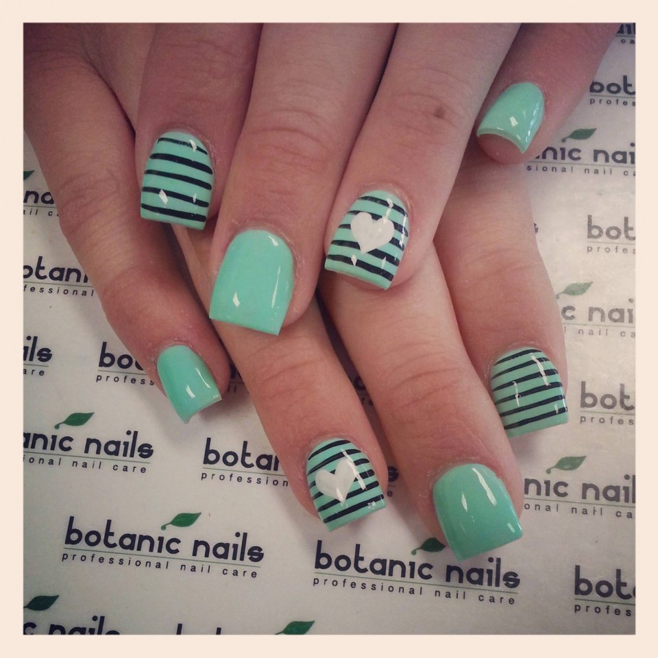 Мятный маникюр с полосками