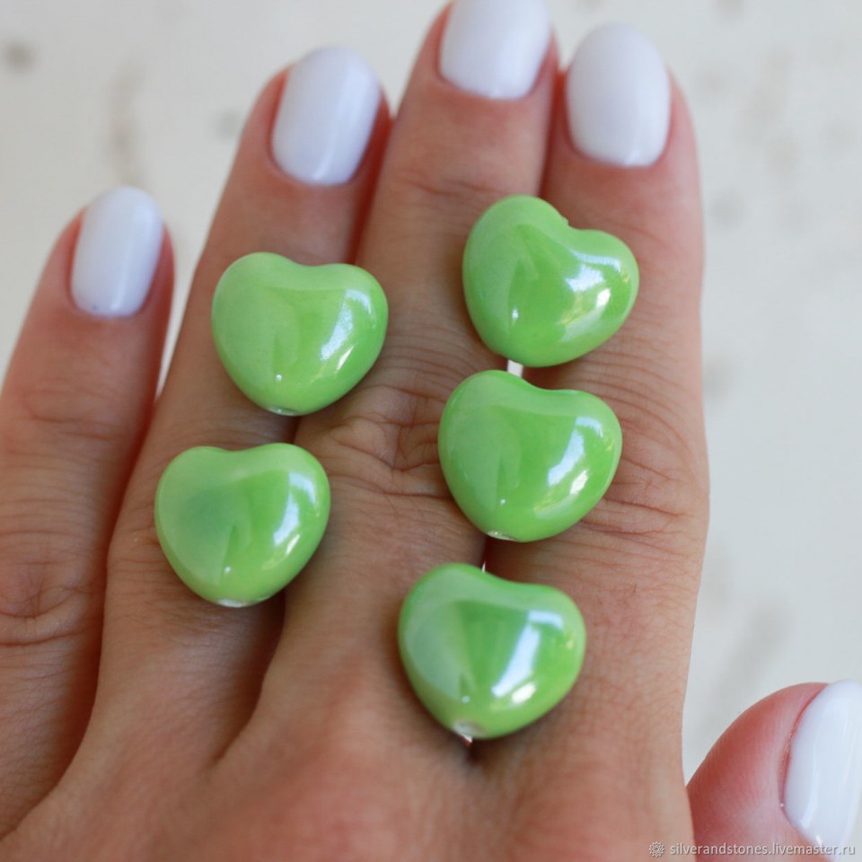 Зеленый маникюр на короткие ногти с геометрией