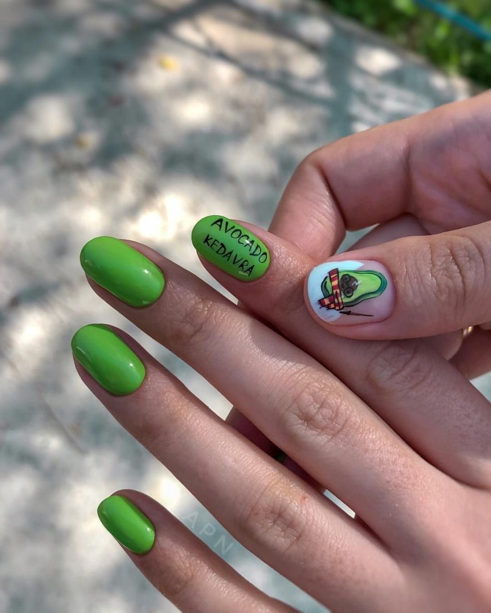 Бабкин зелёный маникюр