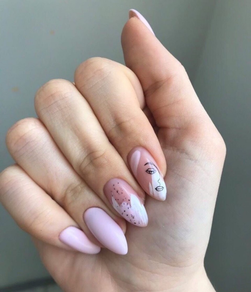 Нежный маникюр на короткие миндальные ногти