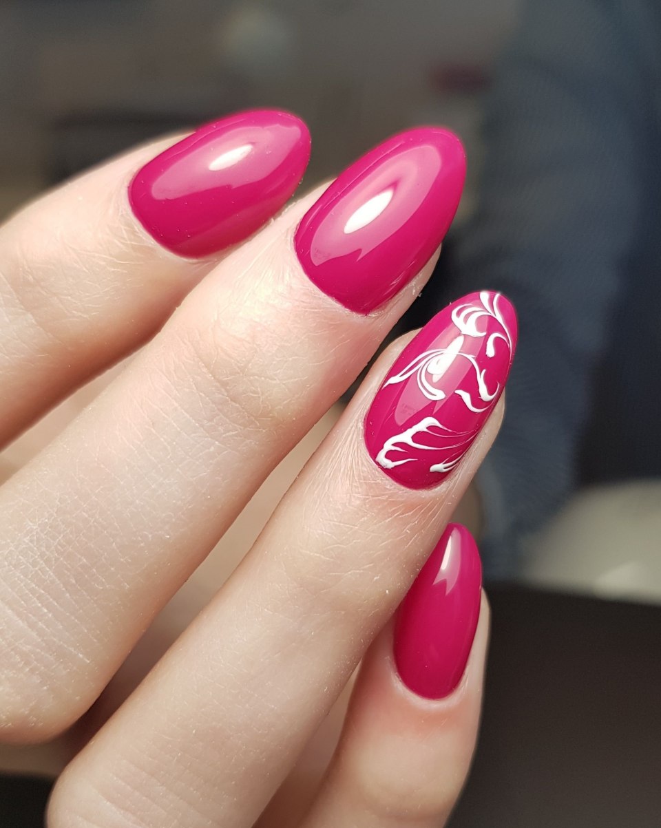 Малиновый маникюр