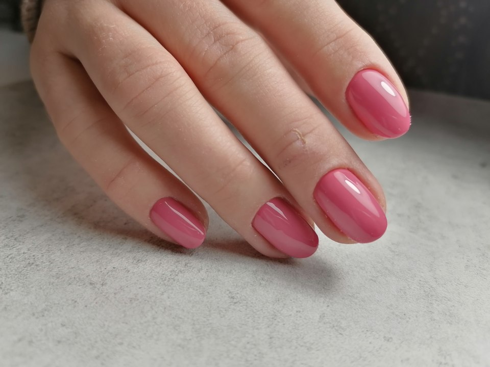 Яркие овальные ногти