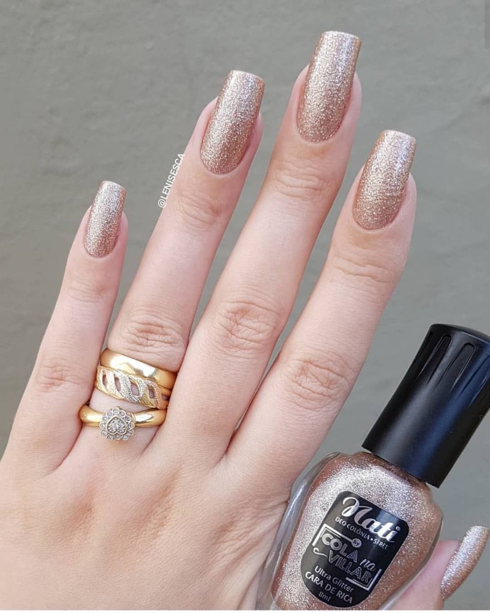 Маникюр под платье цвета шампань