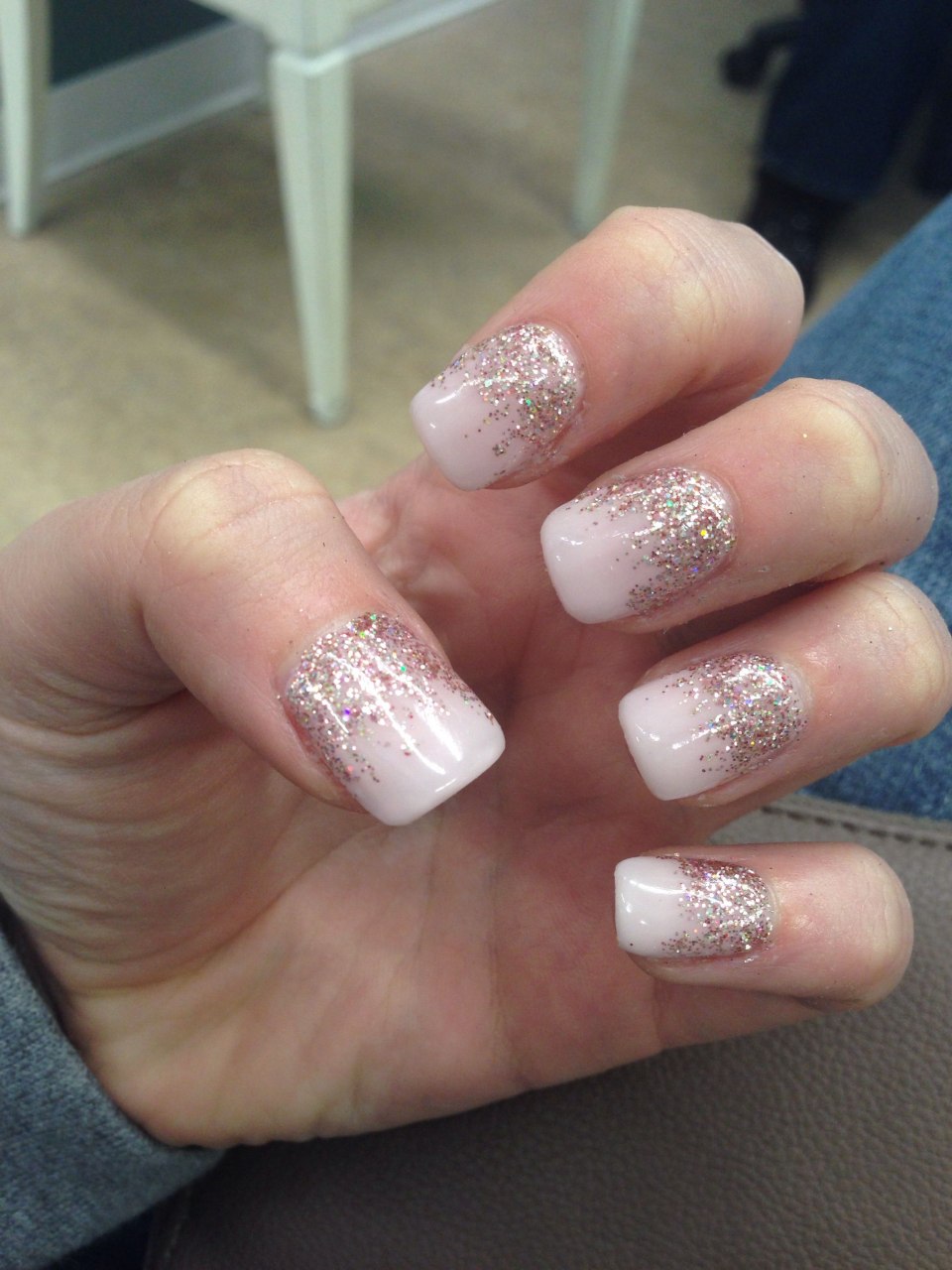 Маникюр шампань с блестками