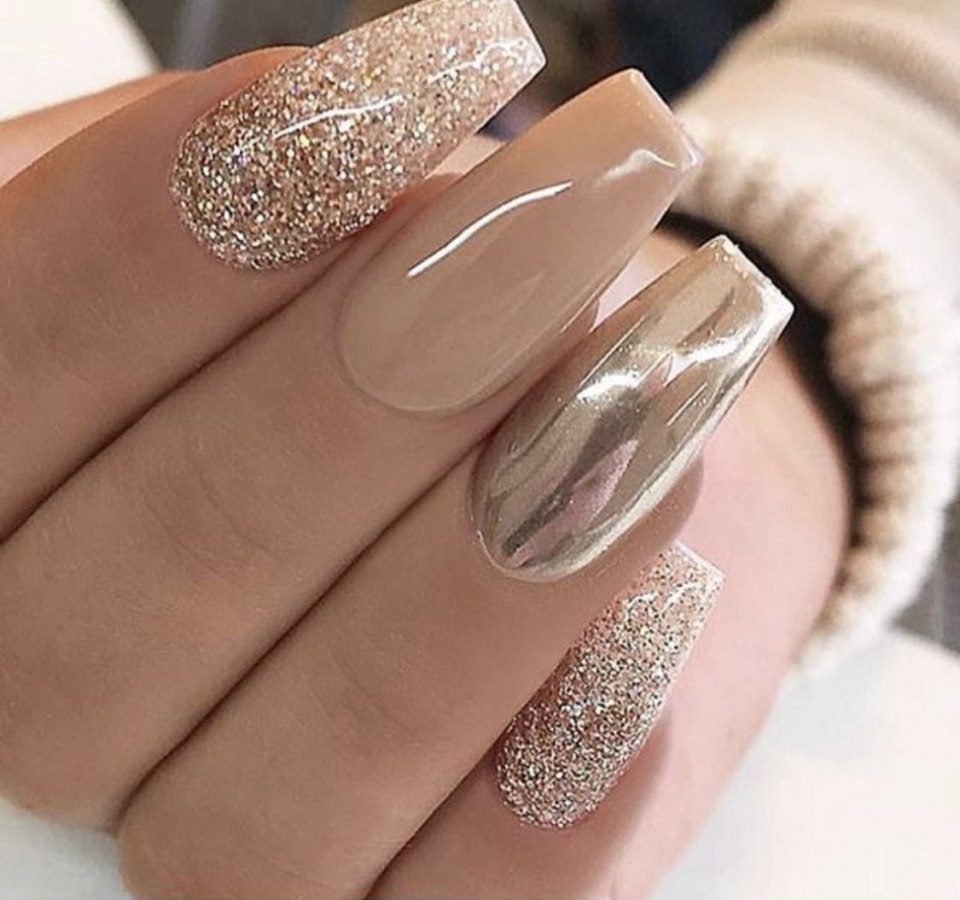 Маникюр нюд с блестками