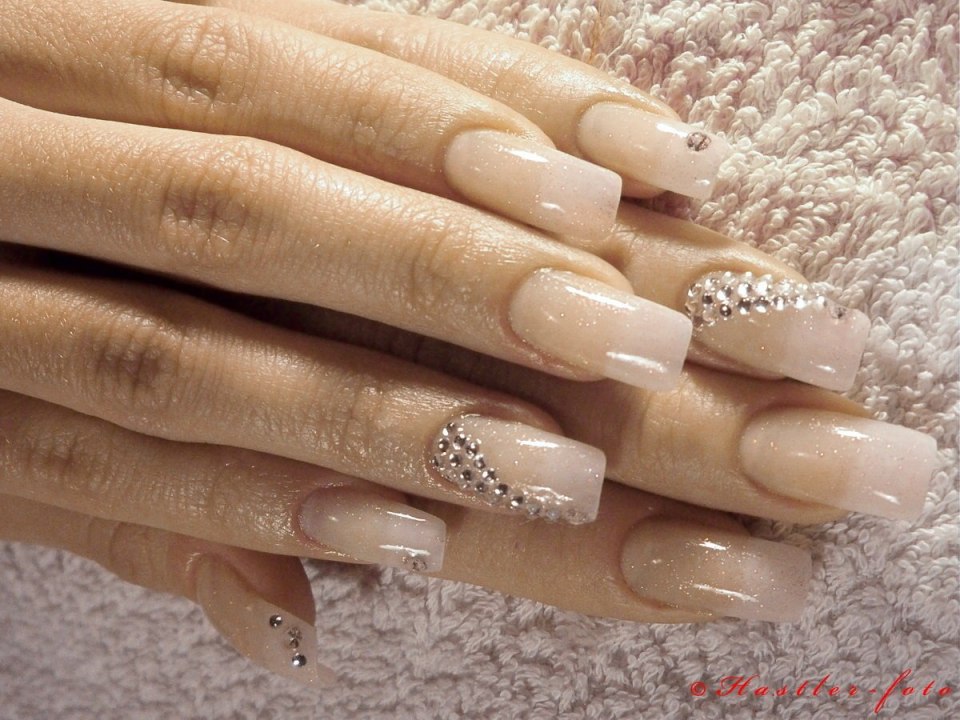 Нарощенные ногти бежевые