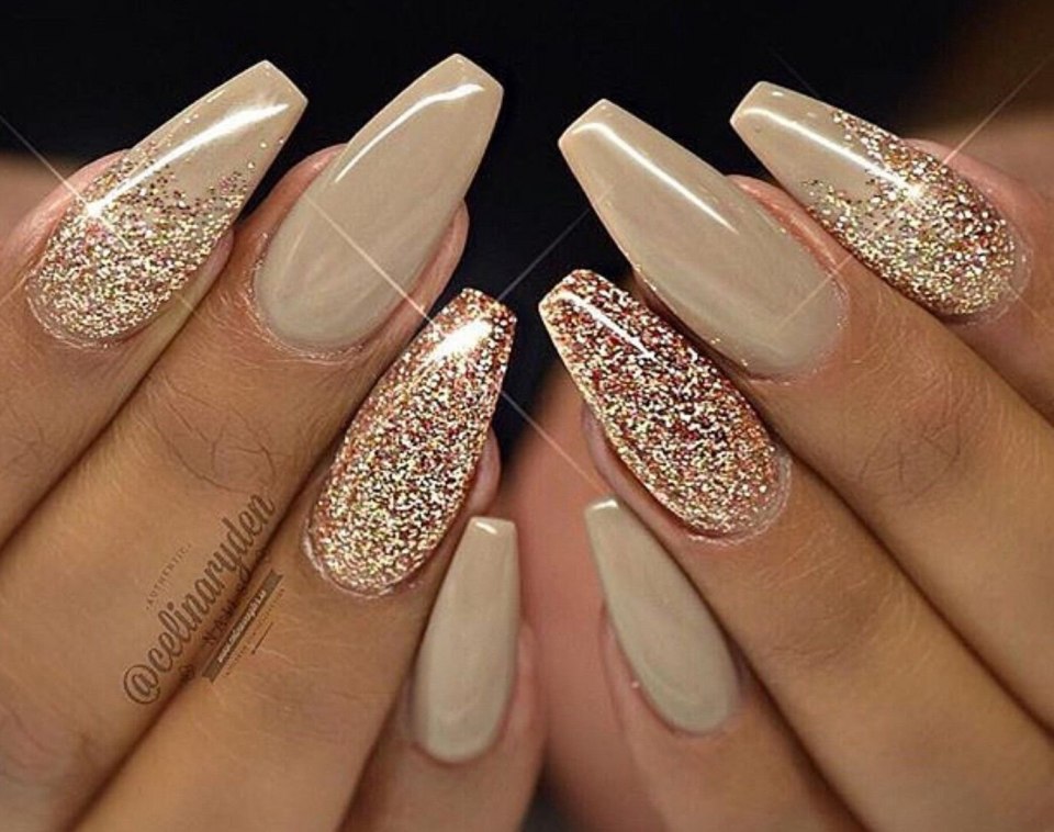 Ногти бежевые с блестками