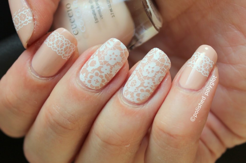Маникюр бежевый с белым кружевом
