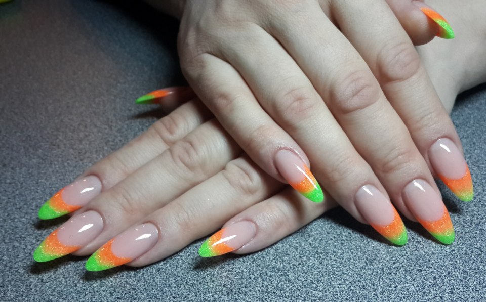 Яркий френч на ногтях