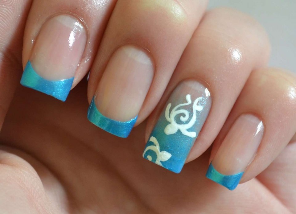 Маникюр с рисунком на двух ногтях