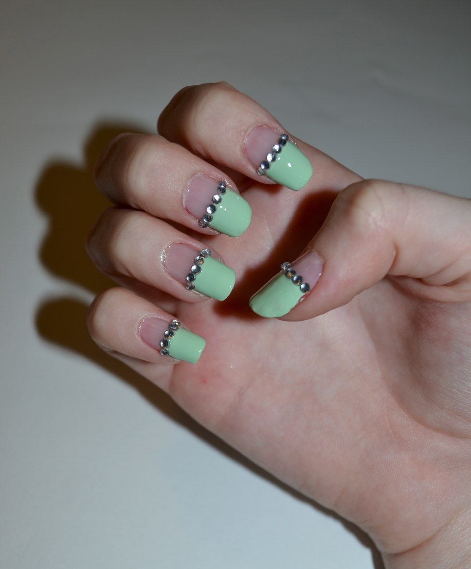 Волнистый френч на ногтях