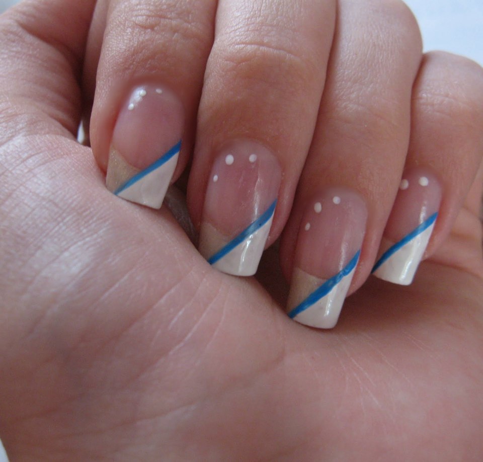 Маникюр со штрихами красными как френч