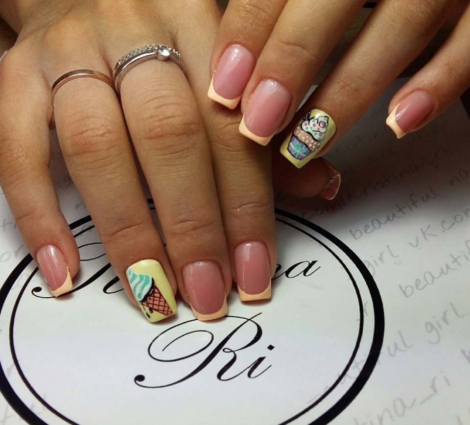 Французский маникюр цветной со стразами