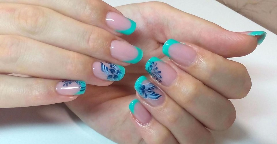 Маникюр в бирюзовых тонах