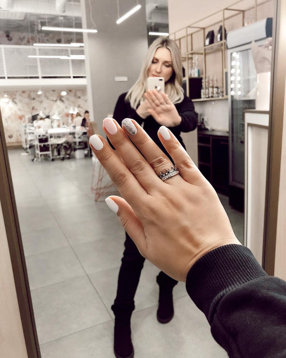 Маникюр в сочетании с белым
