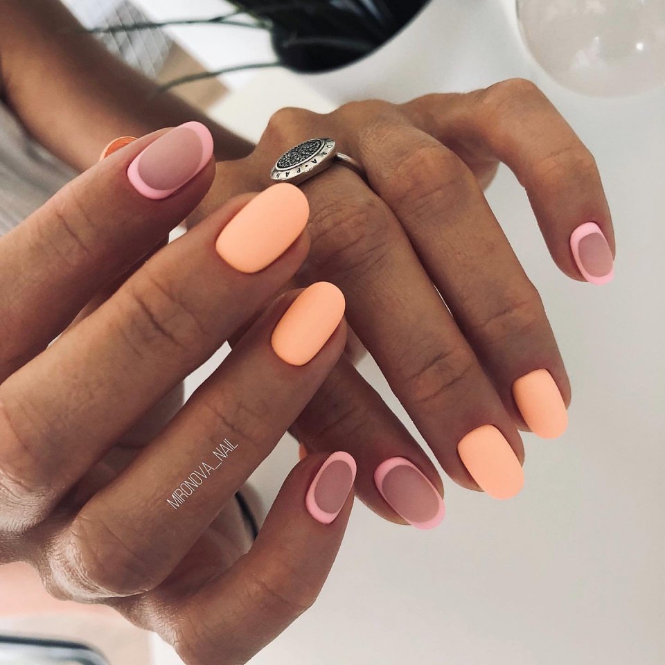 Французский маникюр разноцветный нюдовый