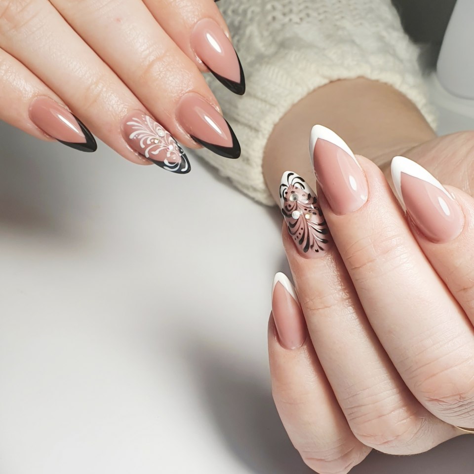 Маникюр миндаль красный френч