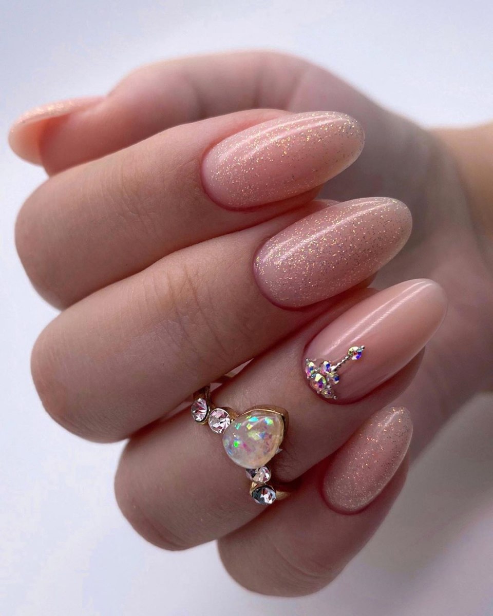 Идет дизайна классического маникюра